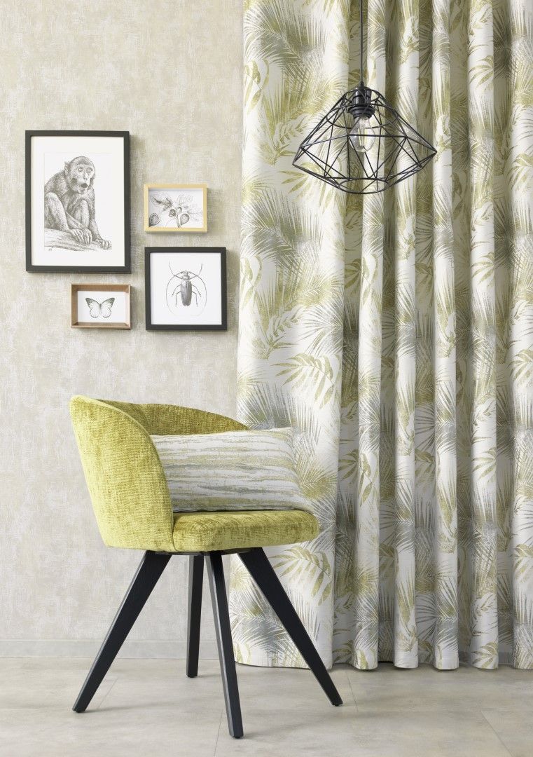 Elegant und verspielt eingerichtetes Zimmer mit gemusterter Gardine