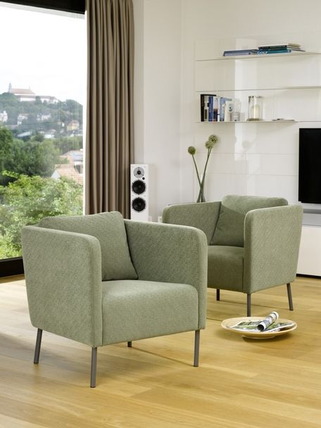 Stilvolles Wohnzimmer mit textil-bezogenen Sesseln