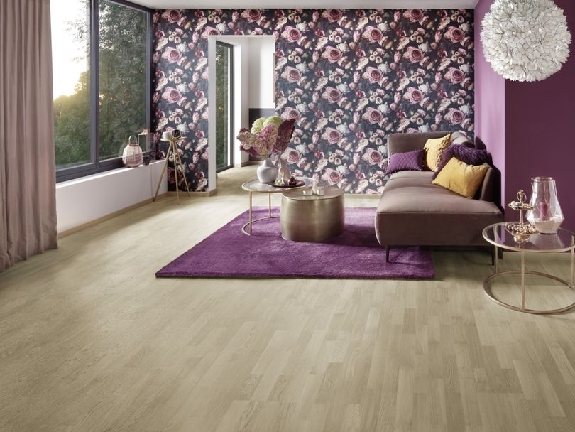 Stilvoll eingerichtetes Wohnzimmer mit Mustertapete