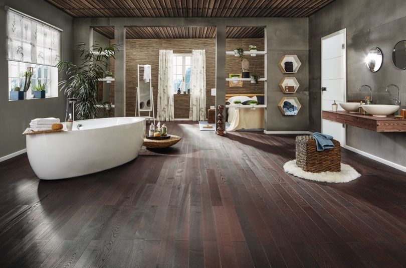 Modernes Badezimmer mit Betonoptik und dunklen Holztönen